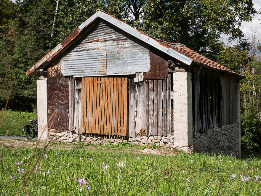 Beim Partisan-Denkmal am Wegrand